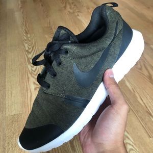 Size 8 US Mens Nike Tech Fleece Roshe Run